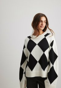 NA-KD OVERSIZED biały