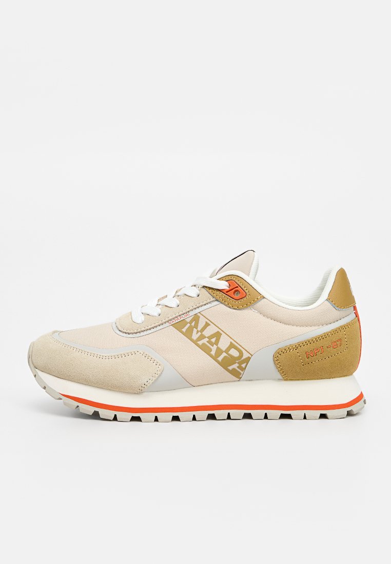 Sneakers beige realizzati in pelle scamosciata e tessuto. Presentano un logo prominente in oro, dettagli arancioni e una suola bianca con modelli di trazione.