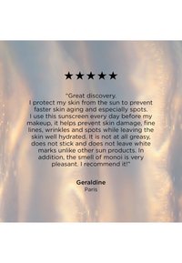 Critique de produit solaire avec cinq étoiles. Texte sur un fond flou et irisé. Citations de Géraldine de Paris sur les bienfaits de la crème solaire.