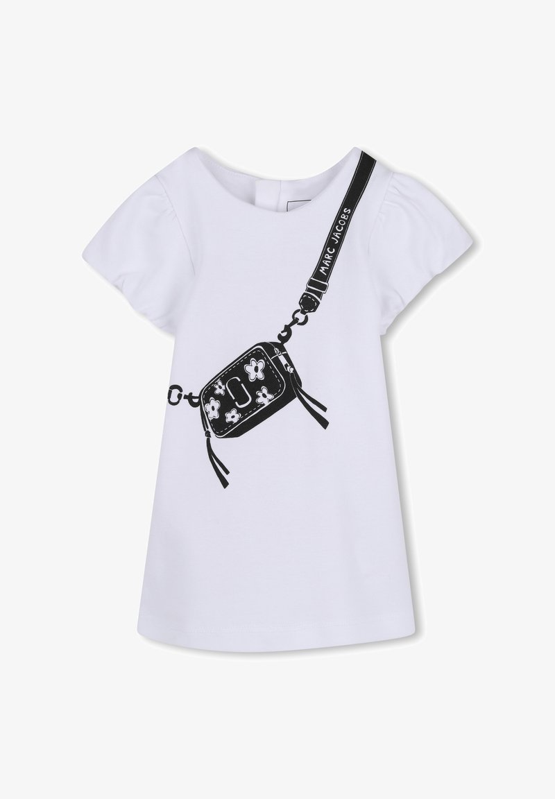 T-shirt blanc à manches courtes bouffantes avec un graphisme noir représentant un sac bandoulière orné de motifs floraux et d'une sangle portant l'inscription « MARC JACOBS ».