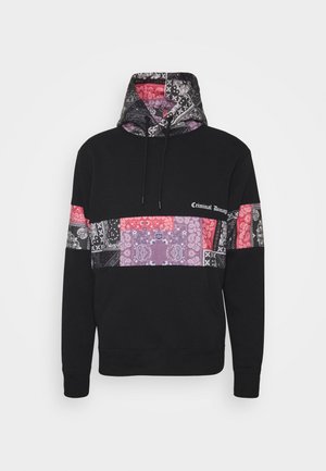 Sudadera negra con capucha y parches de cachemira multicolor en rojo, púrpura y negro en el pecho, las mangas y la capucha, con el texto "Criminal Damage" en el pecho.