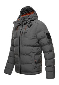 Chaqueta acolchada gris con capucha desmontable, forro naranja y cierre frontal con cremallera. Incluye puños elásticos y un parche con el logo en la manga.