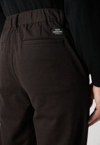 Mads Nørgaard METROPOLIS MORTEN PANTS - Chino hlače - brown