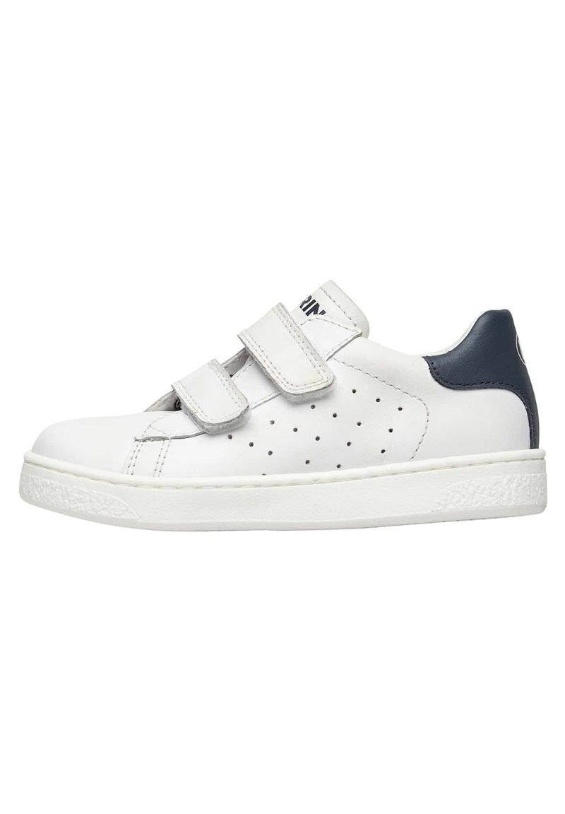 Sneaker bianco con accenti blu navy, realizzato in pelle liscia. Presenta due cinturini in velcro, lati perforati e una suola in gomma testurizzata.