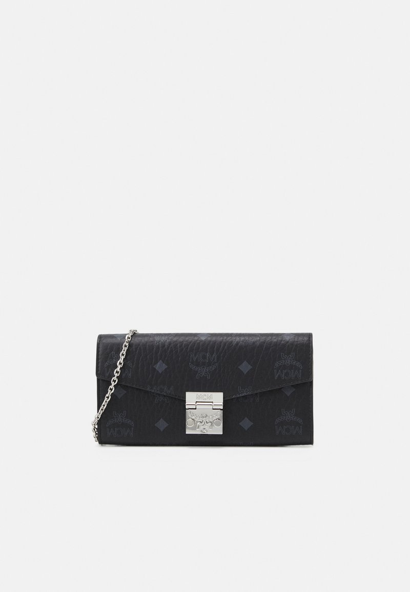 Portefeuille en cuir noir avec logo MCM en relief et motif en losanges, doté d'un fermoir en métal argenté et d'une sangle en chaîne. Texture lisse.