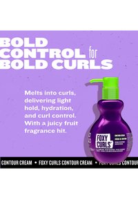 Flacon violet de Foxy Curls Contour Cream avec pompe verte sur fond violet avec texte sur la tenue des boucles, l'hydratation et le parfum fruité.