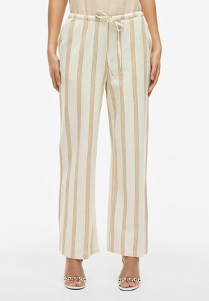 Pantalones de pierna ancha hechos de tela ligera con un fondo crema y rayas verticales en dorado y marrón. Cuentan con una cinturilla elástica con cordón.