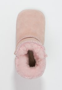 Rosa Wildlederschlappen mit einem weichen, flauschigen Innenfutter. Verfügt über eine gestickte Kante und ein rundes Design der Zehenpartie. Glatte Oberfläche, zum Hineinschlüpfen.
