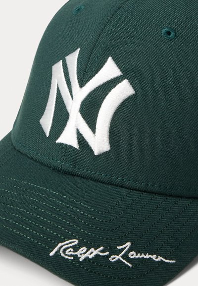 Zaļš beisbola cepure ar baltu izšūtu "NY" logo un Ralph Lauren parakstu. Ar izliekto malu un teksturētu audumu.