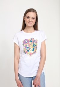 Bílé bavlněné tričko s krátkým rukávem se vyznačuje barevným kresleným designem několika princezen ohraničeným bohatým rámem.