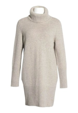 Beige strikket langærmet rullekravekjole med ribkant ved manchetter og kant, vist på en hvid mannequin overkrop.