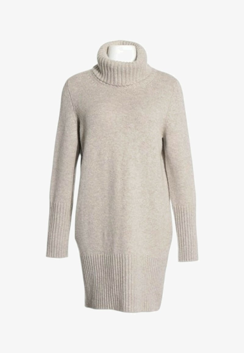 Robe-pull beige en maille avec col roulé et manches longues, poignets et ourlet côtelés, présentée sur un torse de mannequin blanc.