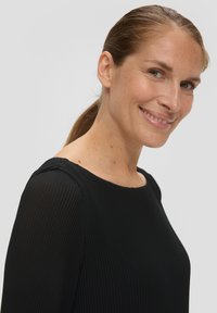 Mustrine ribadükk, ümmargune kaelus, pikad varrukad ja delikaatsed tekstuuridetailid. Kangas näeb välja kerge ja sile.