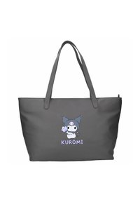 Grå handväska med dubbla handtag som har en tecknad karaktär med horn, som håller i en stav, och texten "KUROMI" nedanför.