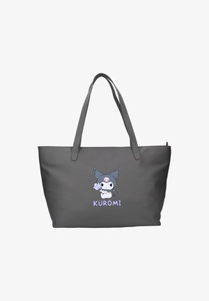 Harmaa kassi, jossa on kaksoiskahvat, ja siinä on sarvekkaalla sarjakuvahahmolla, joka pitää taikakepistä, sekä teksti "KUROMI" alapuolella.