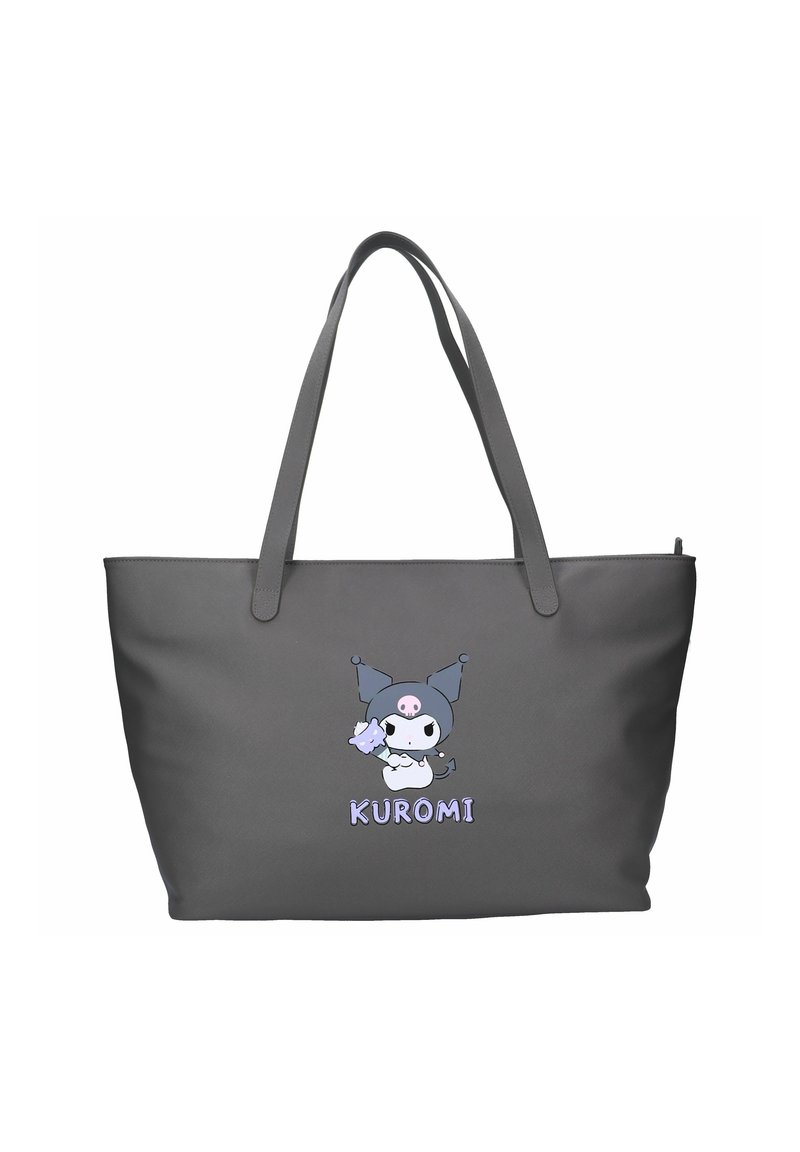 Grå handväska med dubbla handtag som har en tecknad karaktär med horn, som håller i en stav, och texten "KUROMI" nedanför.