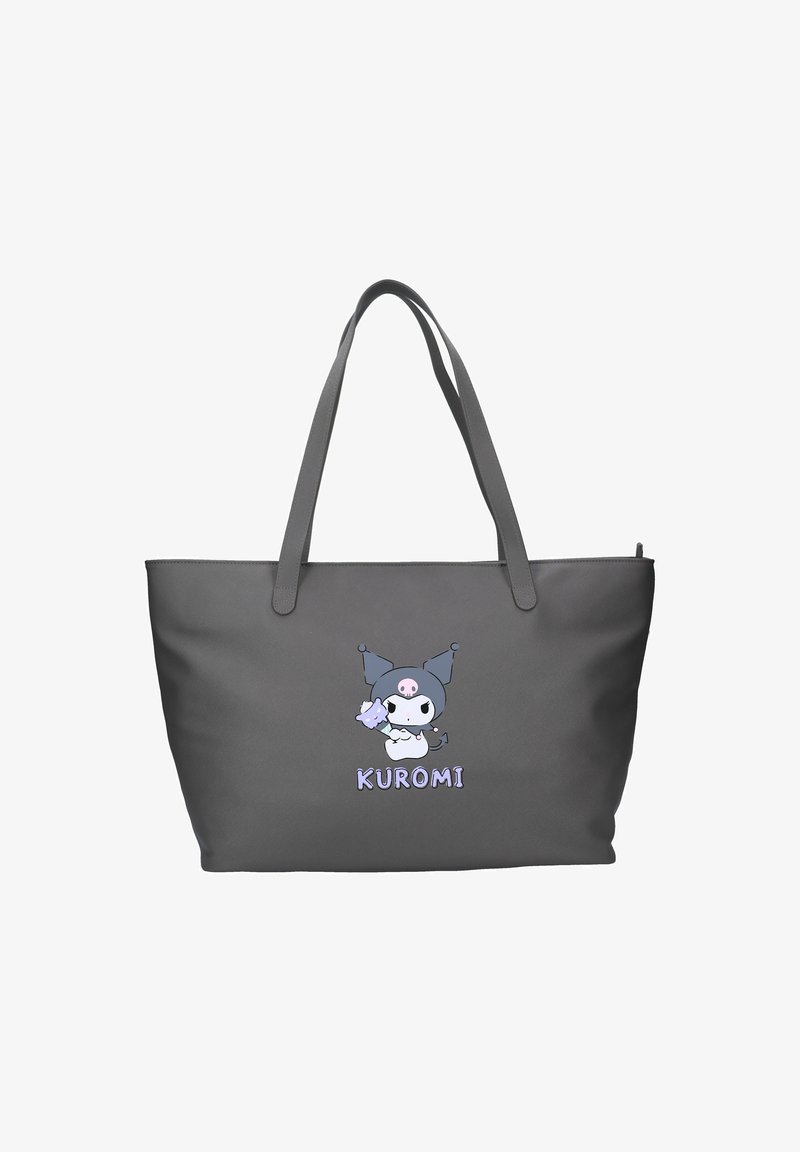 Grå handväska med dubbla handtag som har en tecknad karaktär med horn, som håller i en stav, och texten "KUROMI" nedanför.