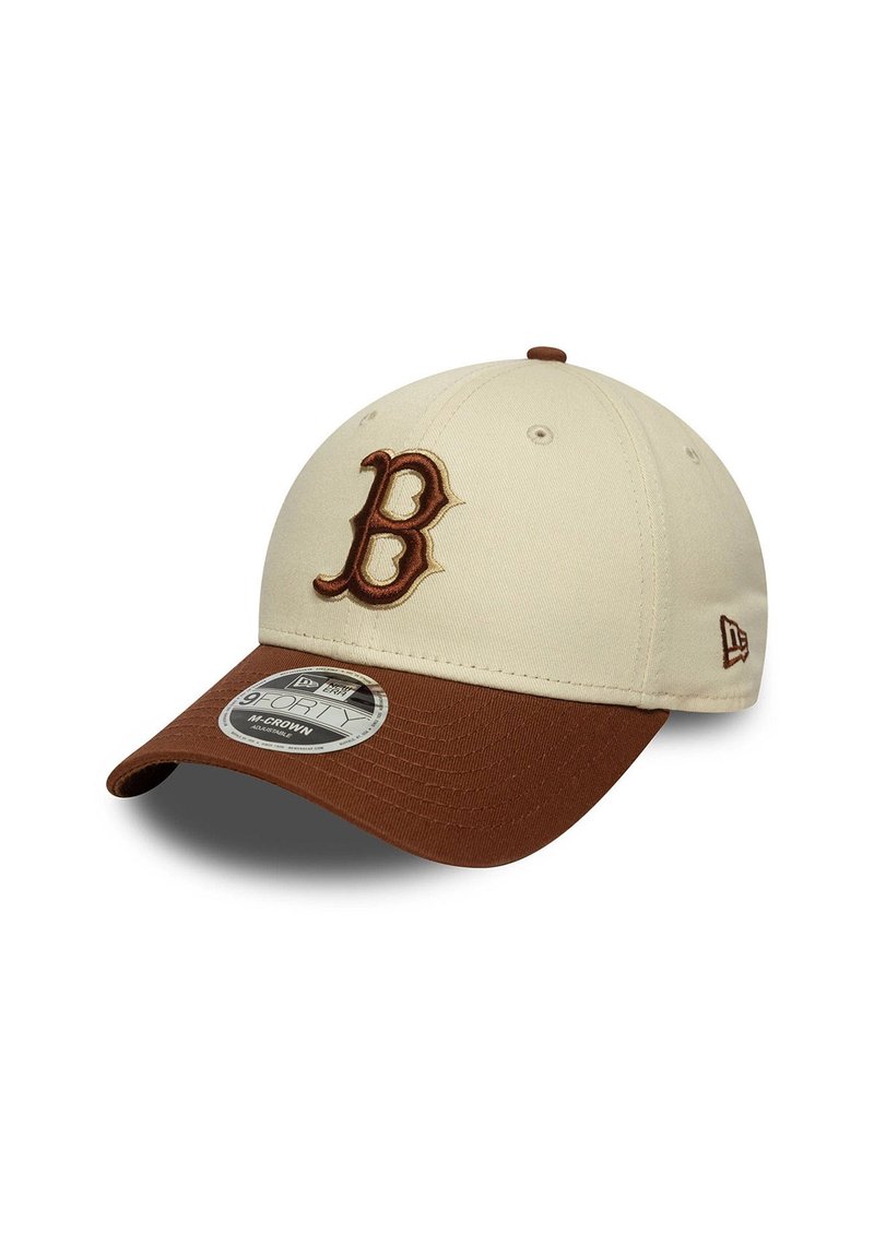 Gorra de béisbol beige con visera marrón. Presenta una letra "B" bordada en relieve en la parte delantera y un pequeño logotipo en el lado.