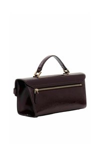 Sac à main en cuir verni violet avec une poignée supérieure, de forme rectangulaire, et une poche avant zippée dorée. Texture lisse avec des accents minimaux.