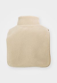 Vêtement en polaire beige avec un col haut et une surface douce et texturée. Le design est rectangulaire avec des coins arrondis et des bords finis.