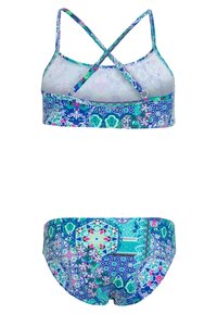 Fato de banho de duas peças com um top estilo halter com alças cruzadas, padrões florais vibrantes em azul e verde, e um biquíni de fundo correspondente.