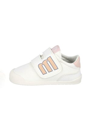 Zapatilla blanca con detalles en rosa, que presenta una correa de velcro, punta redondeada y una superficie superior texturizada. Acentuada con un diseño de logo en forma de "m".