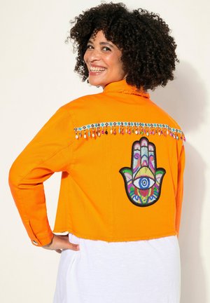 Orange Cropped-Jeansjacke mit einem bunten Handmotiv auf dem Rücken, verziert mit dekorativem Besatz und Perlen über den Schultern.