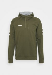 Hoodie verde oliva con cappuccio regolabile, interno grigio, logo bianco sul petto e dettagli a chevron bianchi sulle maniche. Tessuto morbido, maniche lunghe.
