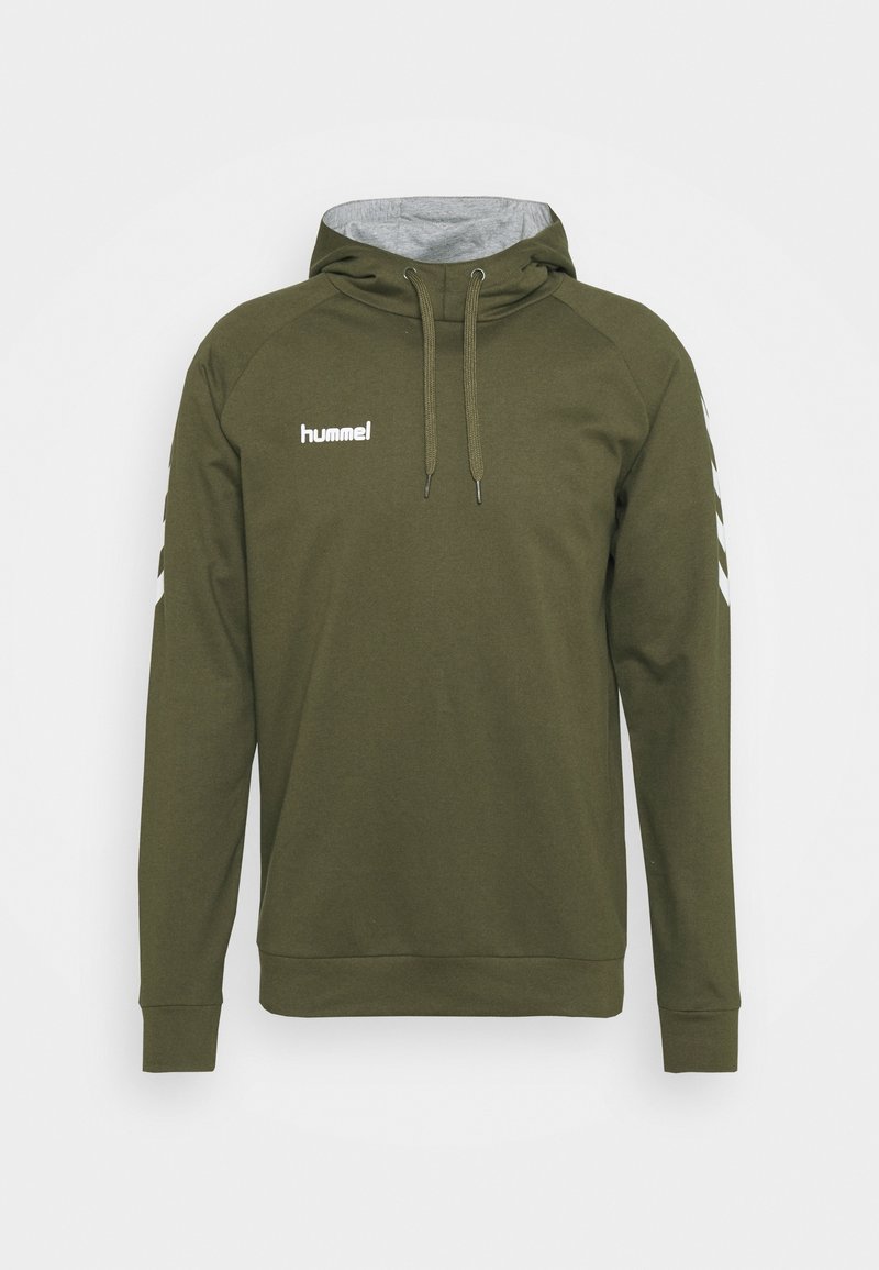 Olivgrön hoodie med dragsko i huven, grå inredning, vit logotyp på bröstet och vita chevron-accenter på ärmarna. Mjukt tyg, långa ärmar.