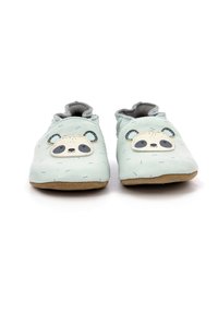 Chaussures en cuir bleu clair souple avec un motif de visage de panda, accents gris, ouvertures élastiques et semelles brunes texturées.