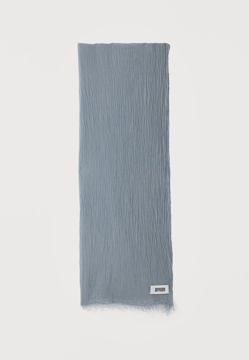 Eșarfă dreptunghiulară bleu cu textură șifonată și o mică etichetă albă cu inscripția „DRYKORN” lângă o margine ușor destrămată.