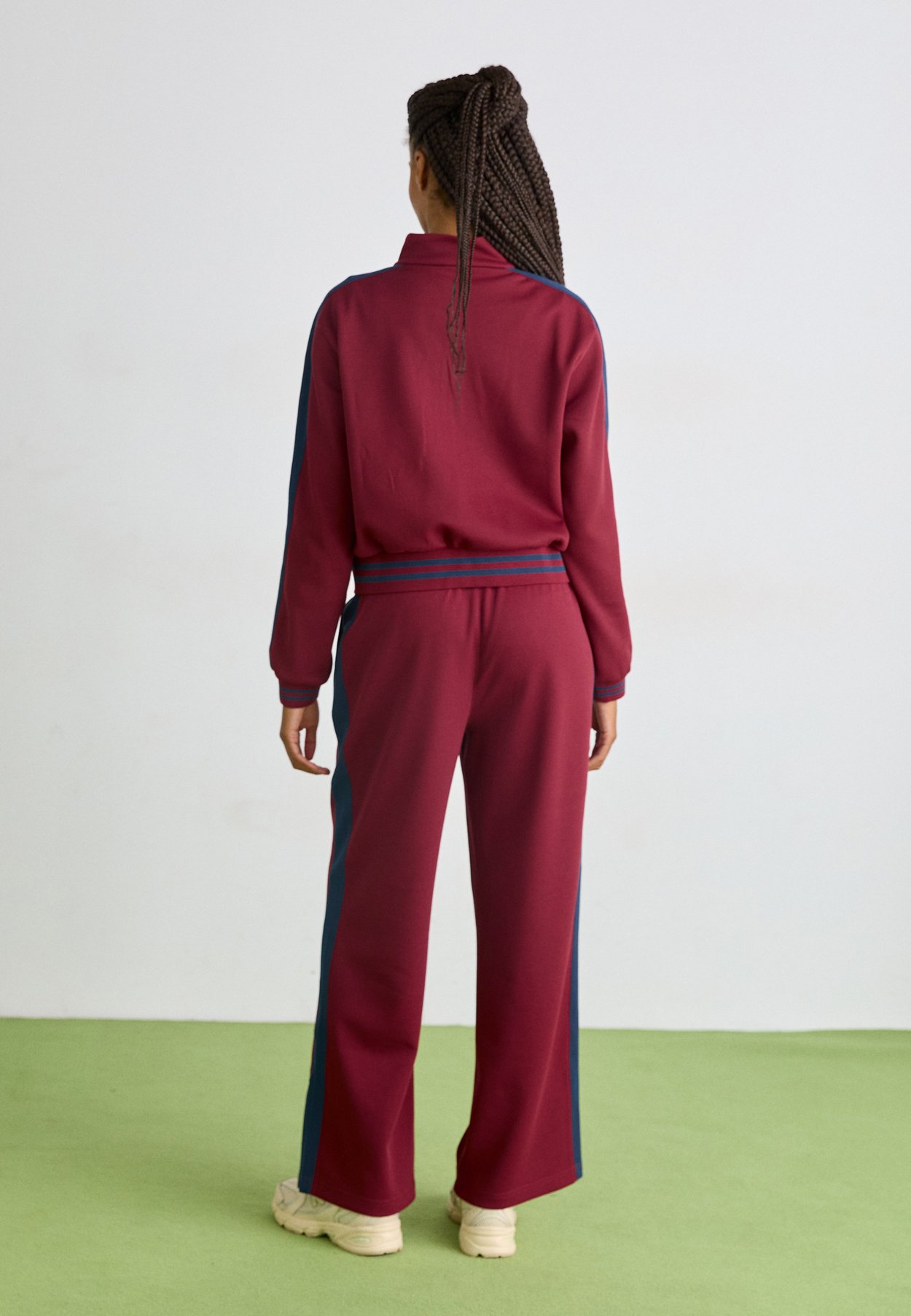 POST SEASON TRACK PANT
