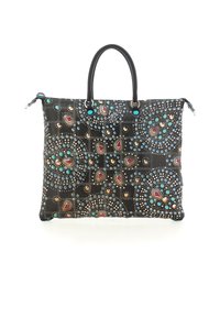 Borsa nera con due manici, decorata con borchie rotonde e a goccia colorate in blu, oro e rosso in motivi geometrici.