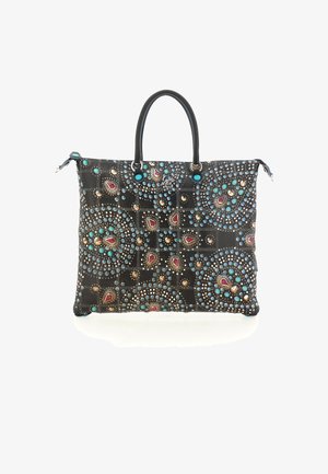 Borsa nera con due manici, decorata con borchie rotonde e a goccia colorate in blu, oro e rosso in motivi geometrici.