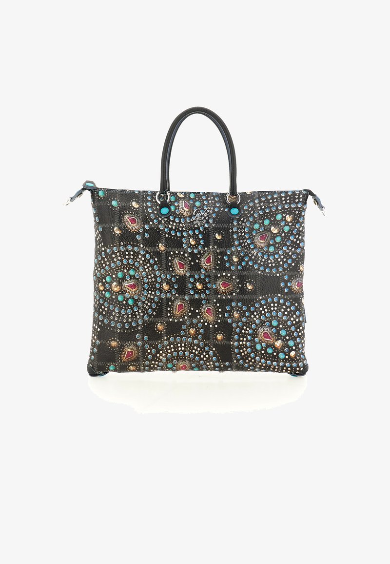 Borsa nera con due manici, decorata con borchie rotonde e a goccia colorate in blu, oro e rosso in motivi geometrici.