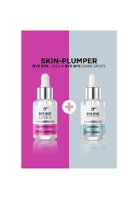 Deux sérums pour le soin de la peau étiquetés Bye Bye Lines avec peptides et Bye Bye Dark Spots avec niacinamide, côte à côte sur des fonds rose et bleu.