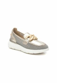 Zapatilla metálica dorada y plateada con lados de malla, acento de cuerda beige en la puntera y suela de goma blanca. Textura suave en general.