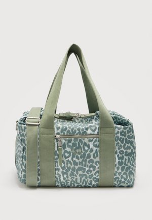 Torba za potovanja z izdelkom v zelenem in svetlo modrem potisku leopardove kože, z dvojno ročico in nastavljivim naramnim trakom, sprednjim žepom z zadrgo in vzorcem napisa "Berlin".