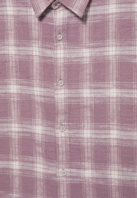 Miękka koszula z flaneli w stonowanym fioletowo-białym wzorze w kratę, z białymi guzikami z przodu i ostrym kołnierzykiem.