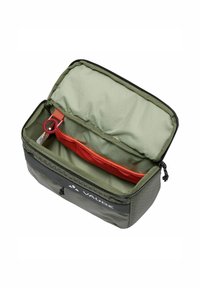 Borsa da magazzino verde in nylon con chiusura con zip, dotata di una tasca in rete rossa all'interno. Esterno testurizzato con un logo bianco sul lato.