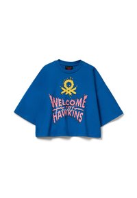 Modré krátké tričko s krátkými rukávy, s grafickým designem s nápisem "WELCOME TO HAWKINS" růžovou barvou s žlutými akcenty. Měkká látka.