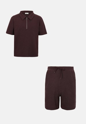Polo en maille marron foncé à manches courtes avec fermeture éclair et short en maille assorti avec cordon de serrage et motif texturé.