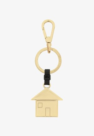 Portachiavi in oro con un pendente a forma di casa, accentuato da dettagli in pelle nera, attaccato a un anello rotondo con clip.