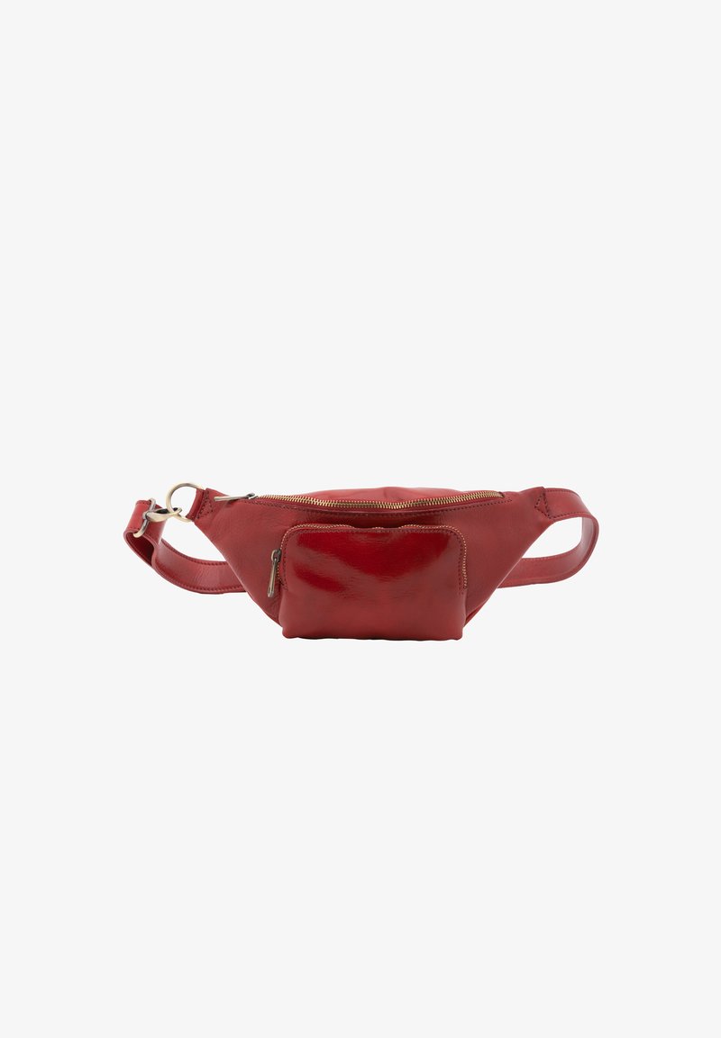 Sac banane en cuir rouge avec deux compartiments zippés et une sangle ajustable avec anneau en métal sur fond blanc.