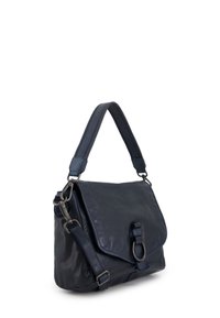 Námořnická kožená kabelka s nastavitelným popruhem, klopnovým uzavíráním, texturovaným povrchem a kovovými akcenty. Zakřivený tvar s boční kapsou.