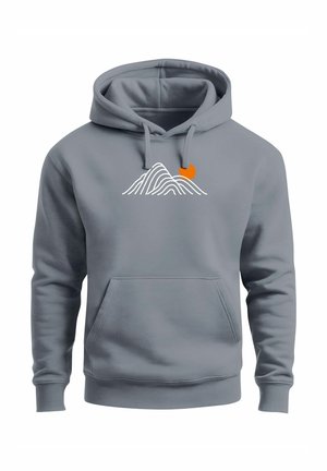 Grauer Hoodie mit einer Fronttasche. Verfügt über ein weißes Berglinien-Design und einen orangefarbenen Sonnenakzent. Hergestellt aus weichem, strukturiertem Stoff.