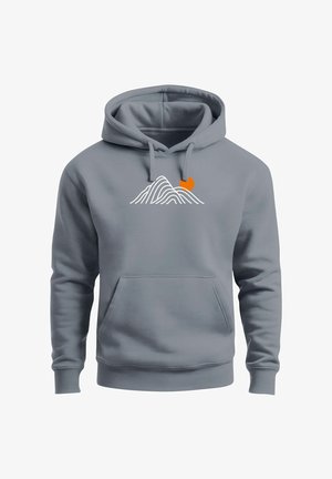 Grauer Hoodie mit einer Fronttasche. Verfügt über ein weißes Berglinien-Design und einen orangefarbenen Sonnenakzent. Hergestellt aus weichem, strukturiertem Stoff.