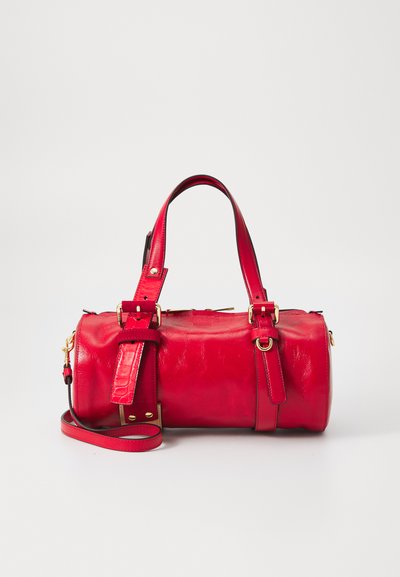 Sac à main en cuir rouge à la forme arrondie, avec des poignées doubles, une bandoulière détachable, des accessoires en or et une texture lisse. Agrémenté d'un logo subtil.