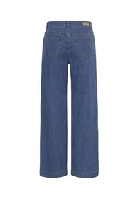 Jean en denim bleu à jambes larges vu de dos, avec deux poches arrière, des passants pour ceinture et un patch en cuir avec logo sur la ceinture.