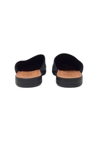 Scarpe nere slip-on con forma arrotondata, tomotto in tessuto liscio, solette in pelle marrone e suole in gomma piatta. Nessun hardware o motivo visibile.